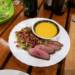 Kacsamell steak sütőtökpürével és citrusos gránátalma salátaval